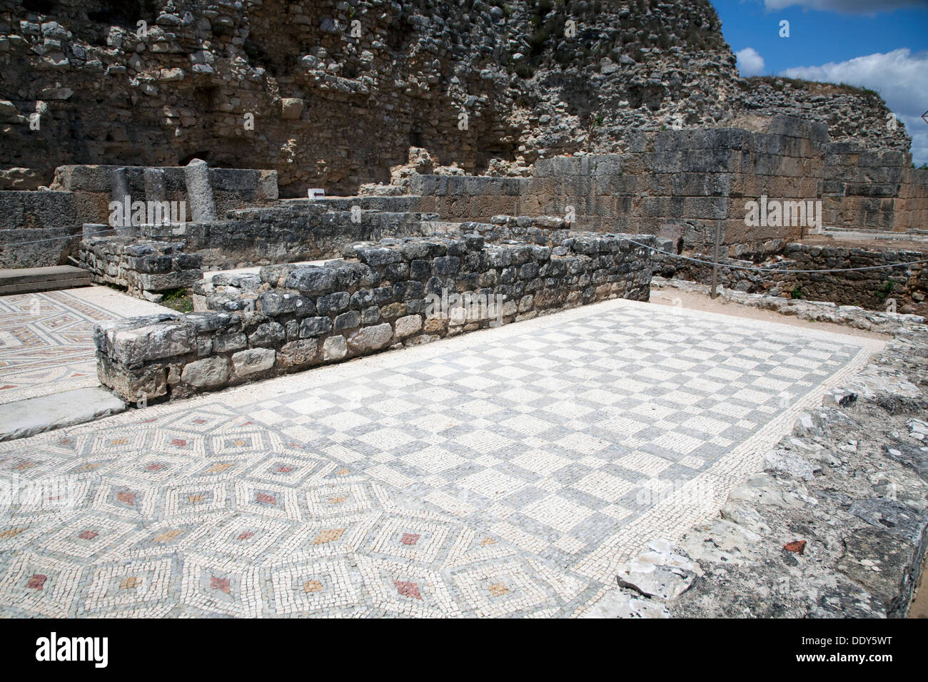 Un sol en mosaïque dans la chambre de la swastika Croix, Conimbriga, Portugal, 2009. Artiste : Samuel Magal Banque D'Images