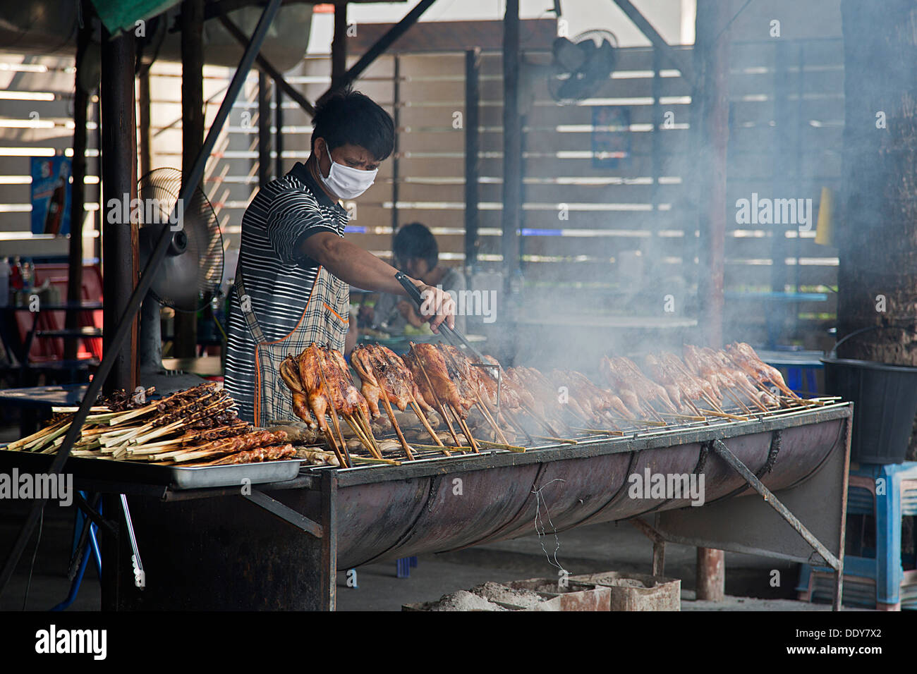 Vendeur de poulet cuisson Banque D'Images