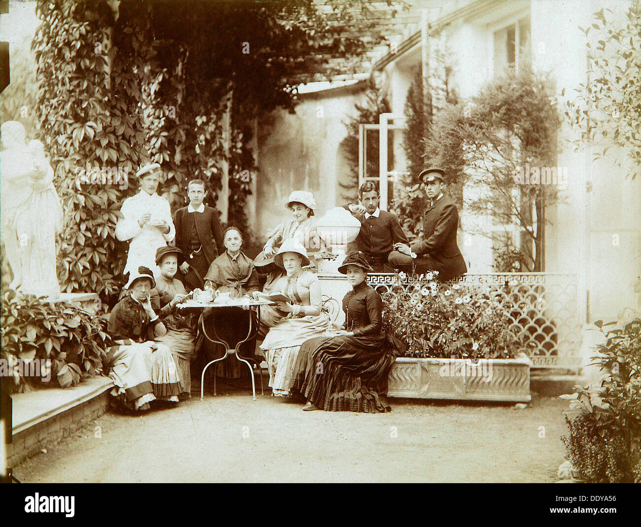 La famille de Duc Fedor Ouvarov à leur propriété de campagne, Porechye, Russie, 1880. Artiste : Inconnu Banque D'Images