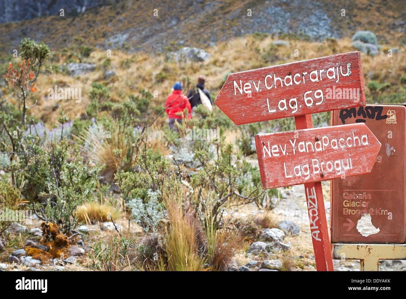 Un couple en train de marcher sur la Laguna 69 trek dans le Parc National Huascarán, Andes péruviennes. Banque D'Images