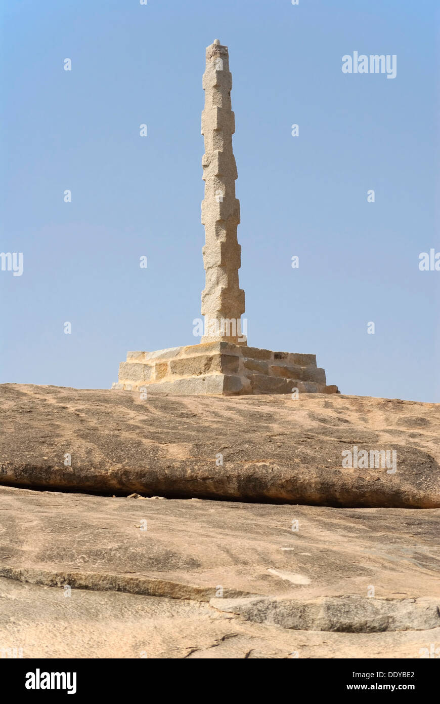 La colonne unique sur un rocher, Hampi, Karnataka, Inde, Asie Banque D'Images