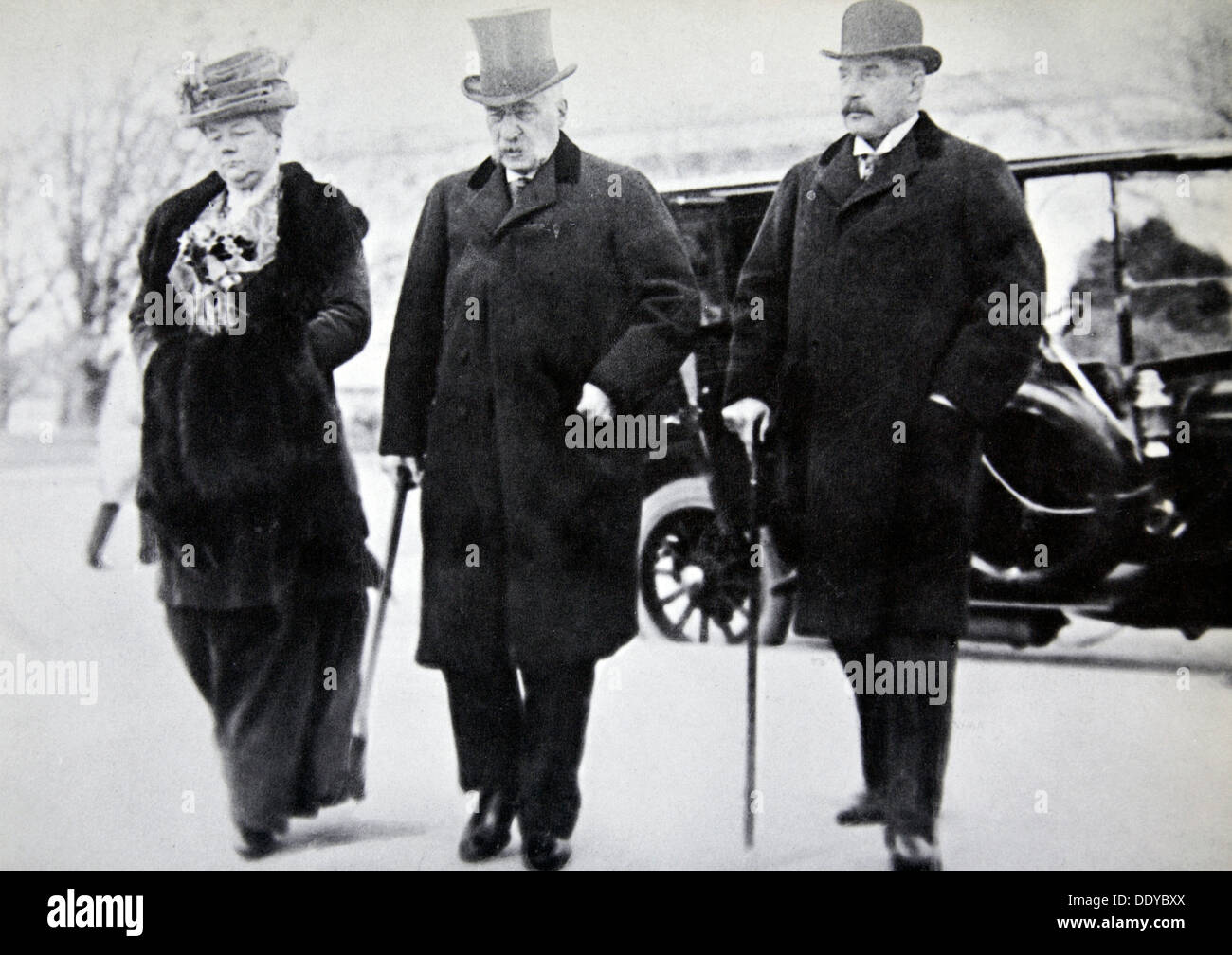 John Pierpont Morgan, financier et banquier américain, avec son fils et sa fille, 1912. Artiste : Inconnu Banque D'Images