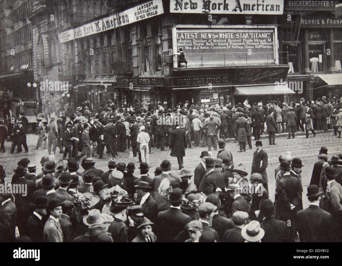 Rapports du naufrage du "Titanic" arrivée à New York, USA, avril 1912.. Artiste : Inconnu Banque D'Images