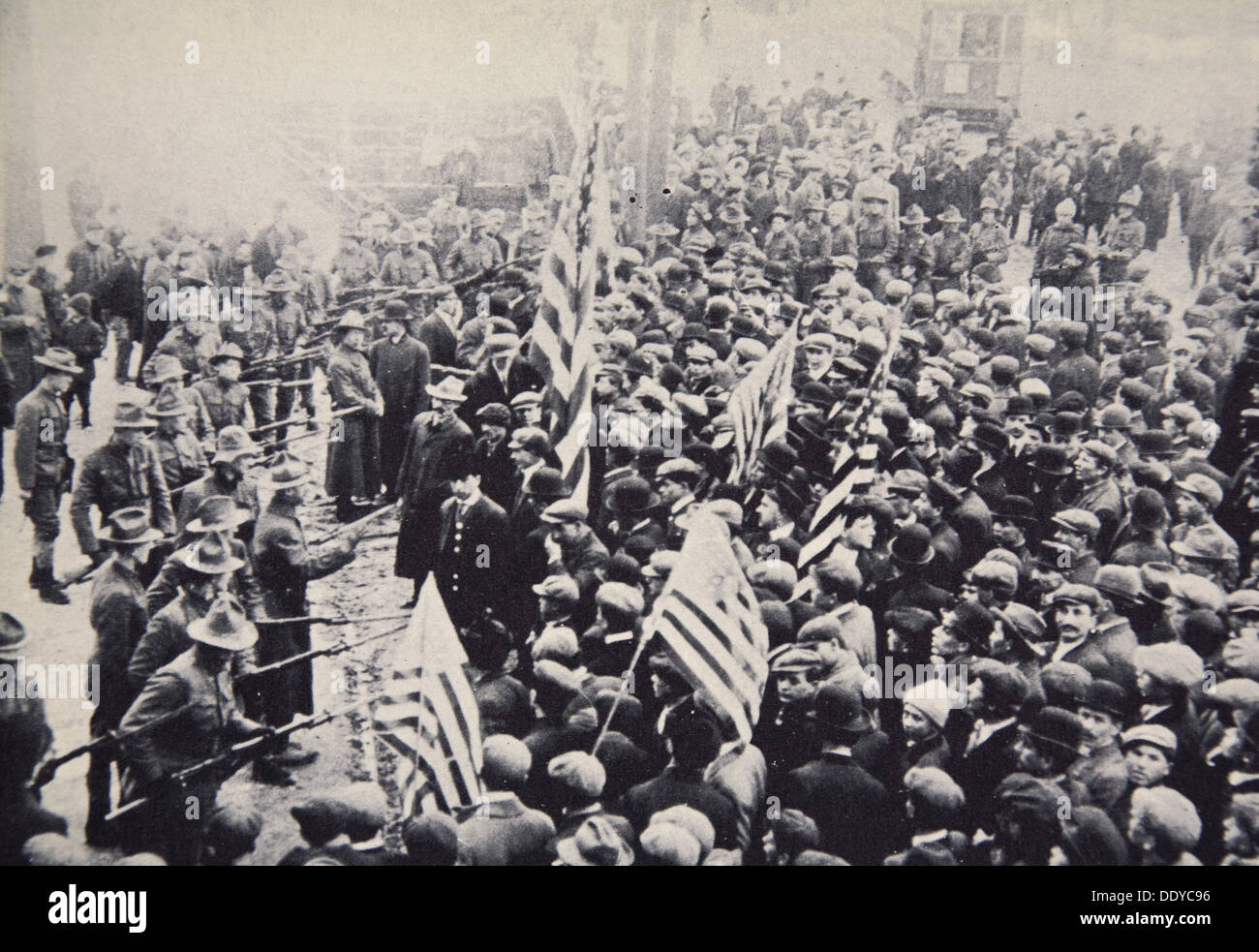 Des troupes armées face aux manifestants lors d'un conflit, USA, 1912. Artiste : Inconnu Banque D'Images