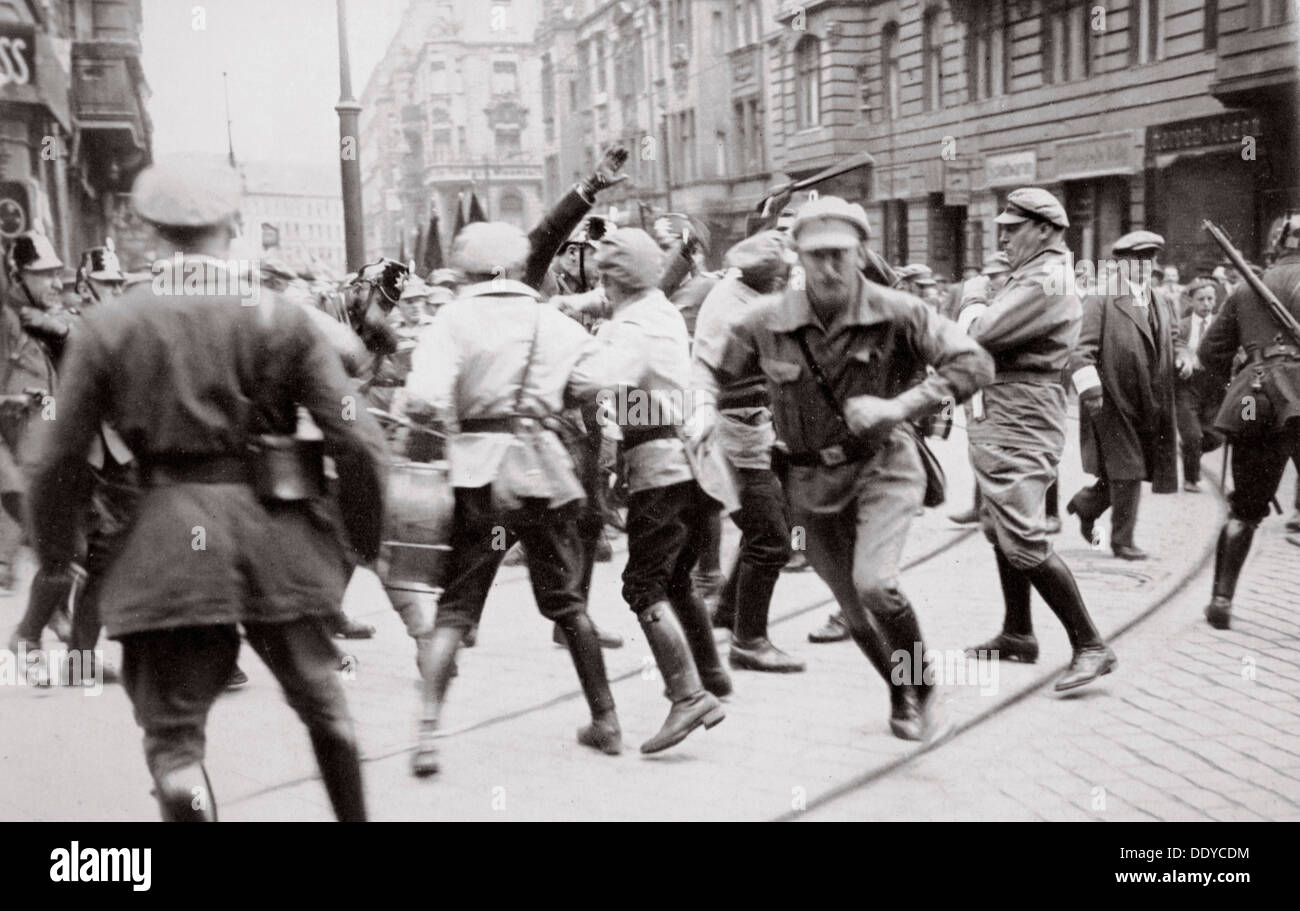 Les hommes en uniforme de la police lutte contre les bolcheviks dans la rue, l'Allemagne, c1918-c1933( ?) (1936). Artiste : Inconnu Banque D'Images