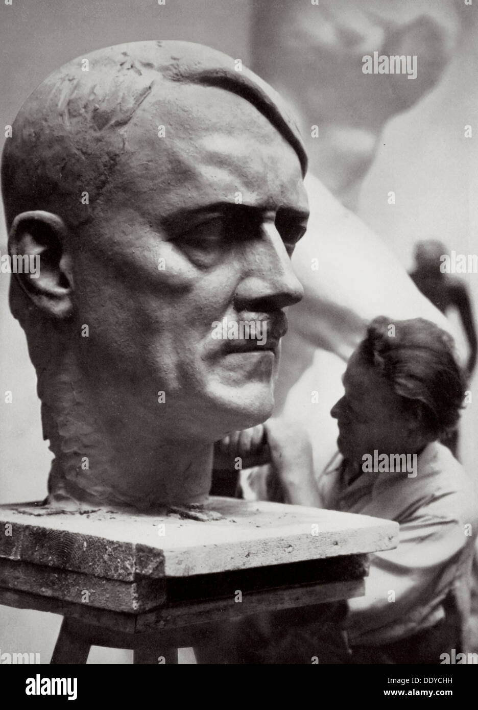 Un sculpteur travaillant sur un grand buste d'Adolf Hitler, en Allemagne, en 1936. Artiste : Inconnu Banque D'Images