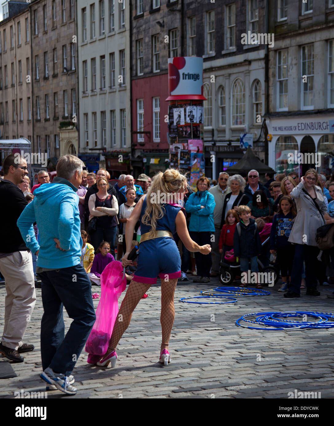 Femme britannique Edinburgh Fringe Street Performer, Ecosse, Royaume-Uni Banque D'Images