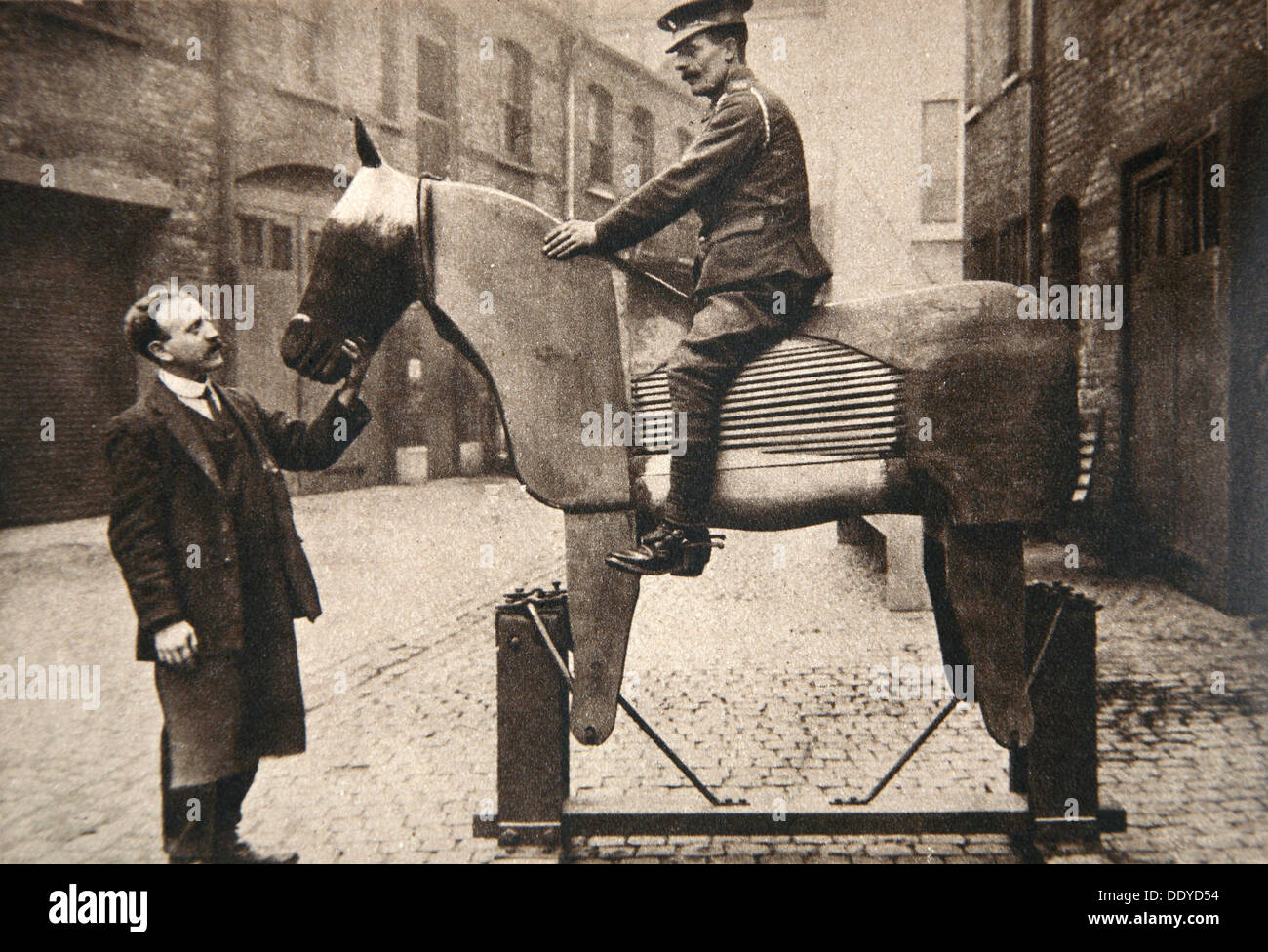 Formation cavaliers et artilleurs comment monter, la Première Guerre mondiale, c1914-c1918. Artiste : Clarke & Hyde Banque D'Images