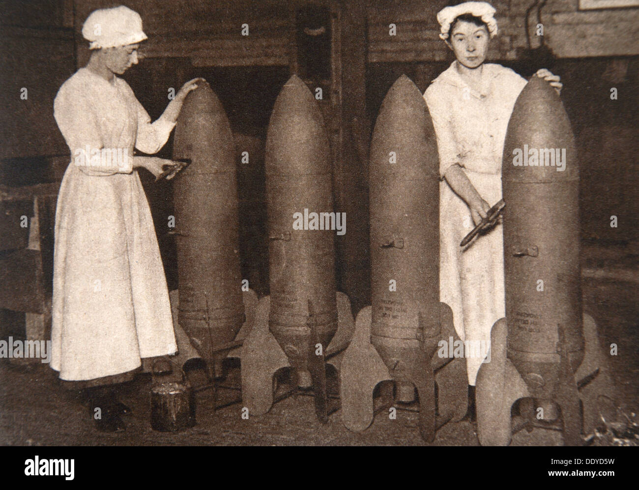 Les femmes travailleurs munitions mettant une couche de peinture sur les bombes aériennes, la Première Guerre mondiale, c1914-c1918. Artiste : S et G Banque D'Images