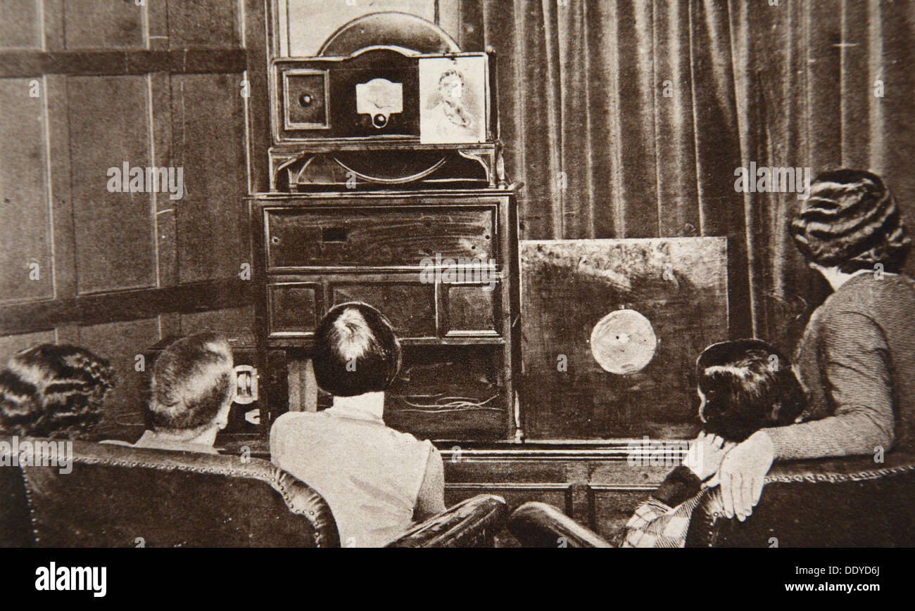 Les gens qui regardent un début de transmission tv, c1920s. Artiste : Inconnu Banque D'Images