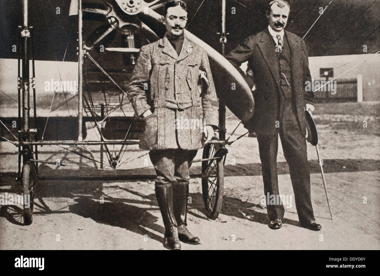 Adolphe Pégoud et Louis Blériot, aviateurs français, Brooklands, Surrey, 1913. Artiste : S et G Banque D'Images