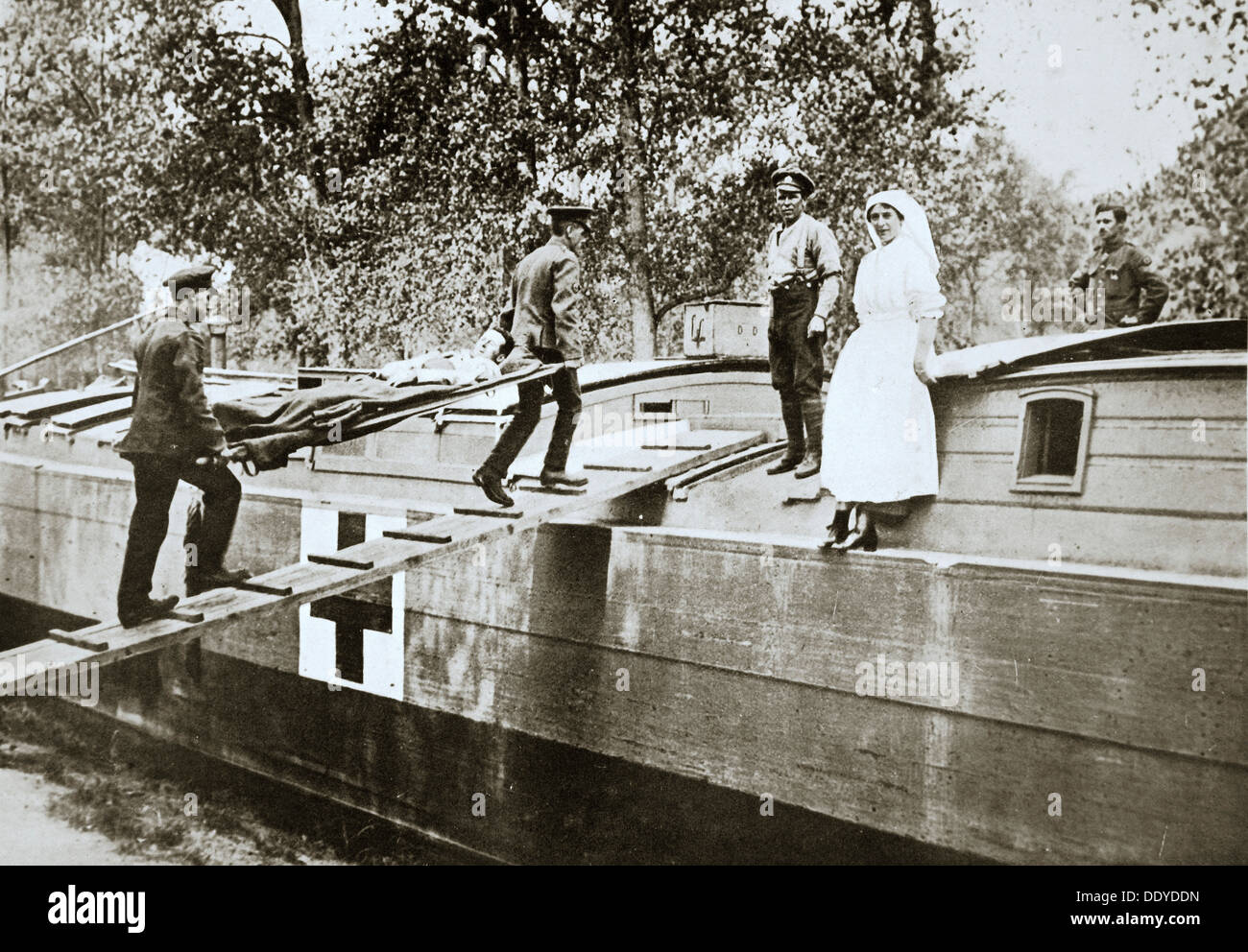 Les patients d'être pris à bord d'un chaland de l'hôpital, campagne de la Somme, France, la Première Guerre mondiale, 1916. Artiste : Inconnu Banque D'Images
