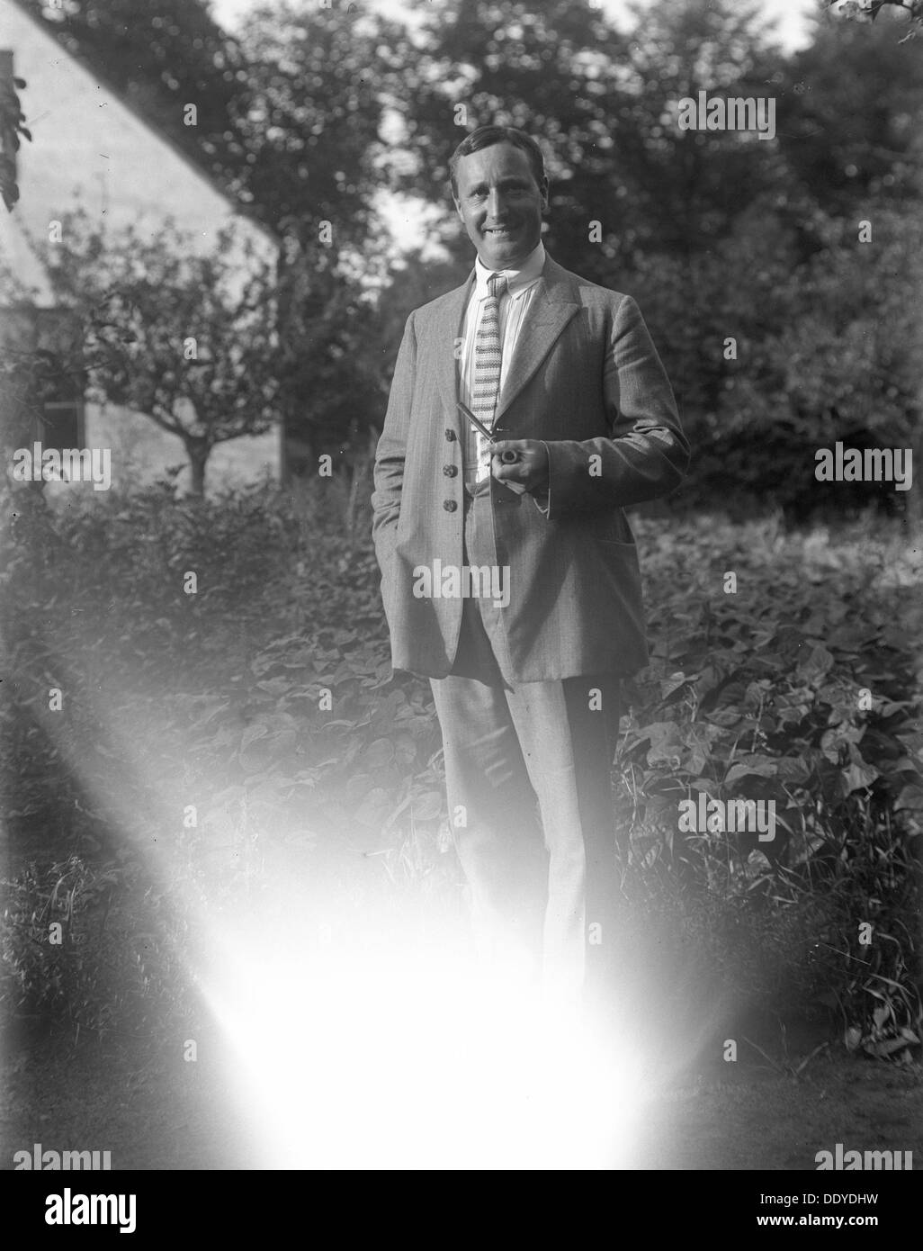 Un homme qui fume sa pipe dans le jardin, de Flyinge, Suède, 1920. Artiste : Inconnu Banque D'Images