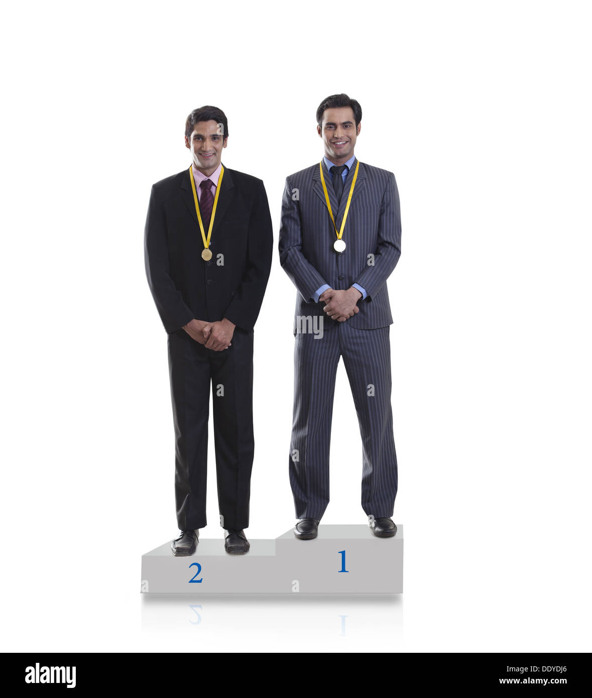 Les hommes d'affaires avec des médailles debout sur un podium Banque D'Images