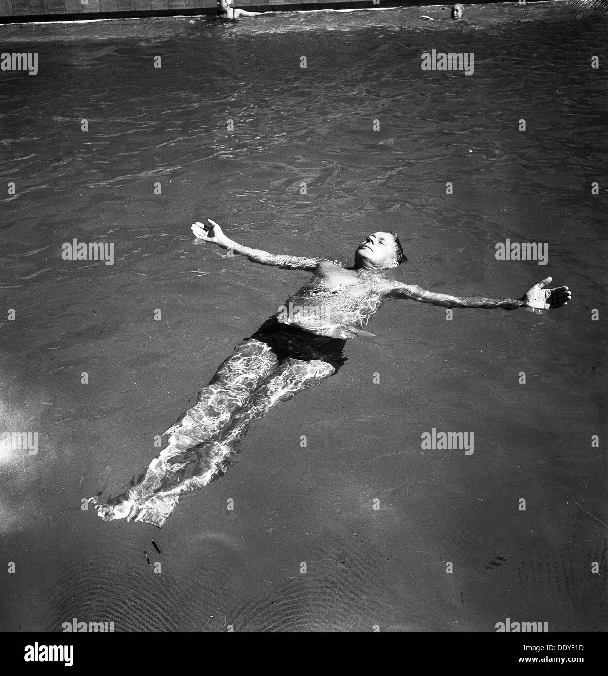 Un homme prend un bain rafraîchissant dans une piscine en été, en Suède, en 1943. Artiste : Karl sandales Banque D'Images