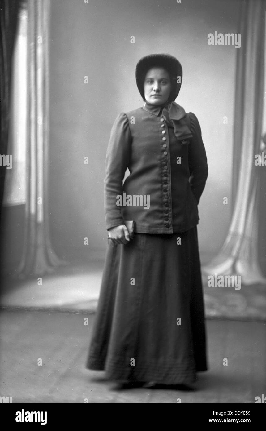 Salutiste femelle en uniforme avec sa Bible dans sa main, Landskrona, Suède, 1910. Artiste : Inconnu Banque D'Images