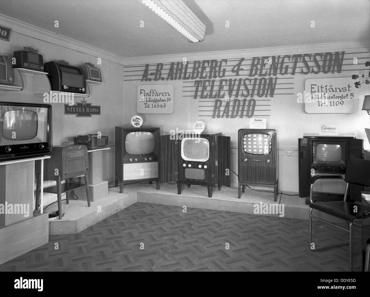 Exposition d'appareils de télévision, Landskrona, Suède, 1954. Artiste : Inconnu Banque D'Images Exposition d'appareils de télévision, Landskrona, Suède, 1954. Artiste : Inconnu Banque D'Images