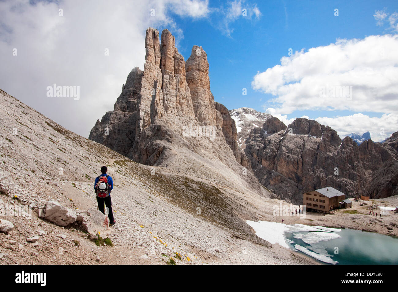 Tours strada avec gartl hut, randonneurs, dolomites, Tyrol du sud, Italie, Europe Banque D'Images