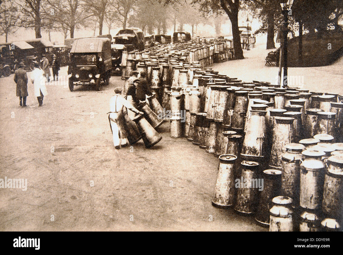 Les bidons de lait sont livrés à Hyde Park, Londres, pendant la grève générale, le 8 mai 1926. Artiste : Inconnu Banque D'Images