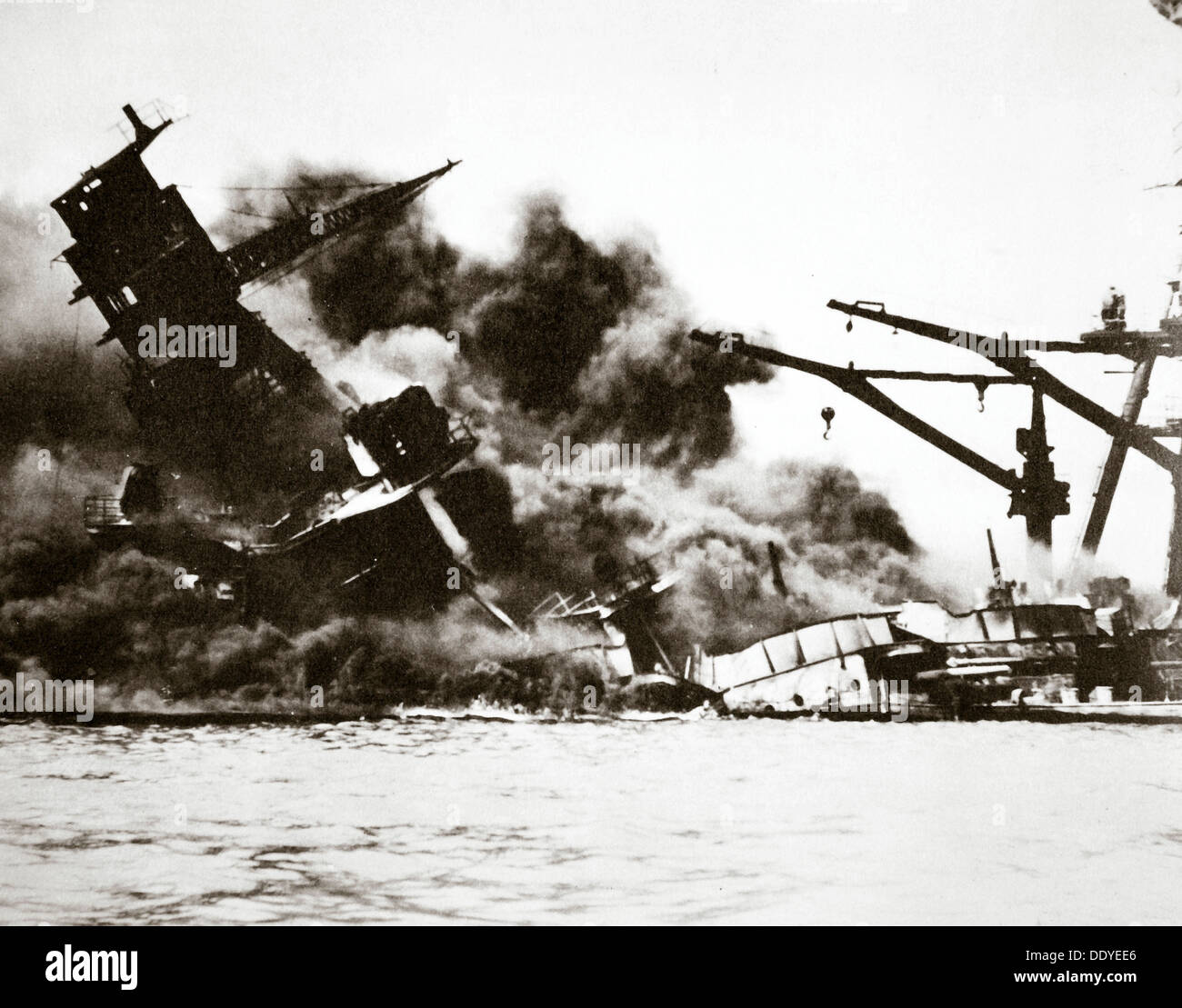 Le cuirassé USS 'Arizona' (BB-39) naufrage au cours de l'attaque sur Pearl Harbor, 1941. Artiste : Inconnu Banque D'Images