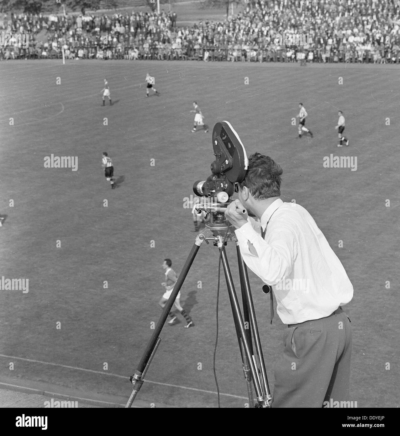 La télévision suédoise portant sur un match de football, Landskrona, Suède, 1959. Artiste : Inconnu Banque D'Images