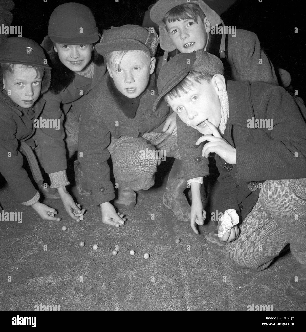 Cinq garçons jouer aux billes, Landskrona, Suède, 1955. Artiste : Inconnu Banque D'Images