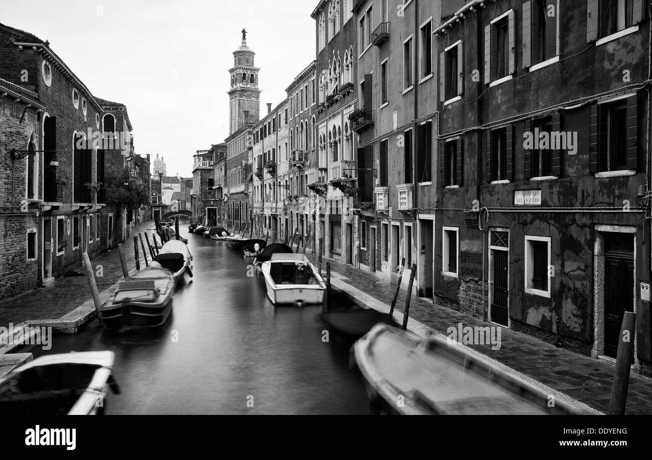 Maisons et bateaux sur un canal Banque D'Images