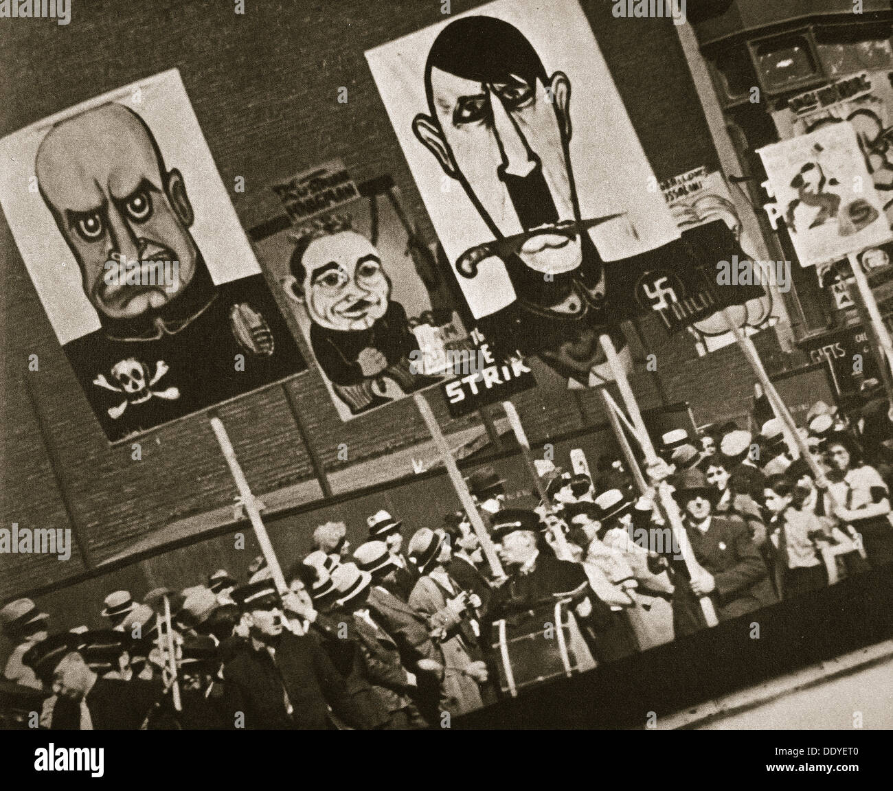 Défilé de jour de mai, à l'Est 14e rue, près de Union Square, New York, USA, au début des années 1930. Artiste : Inconnu Banque D'Images