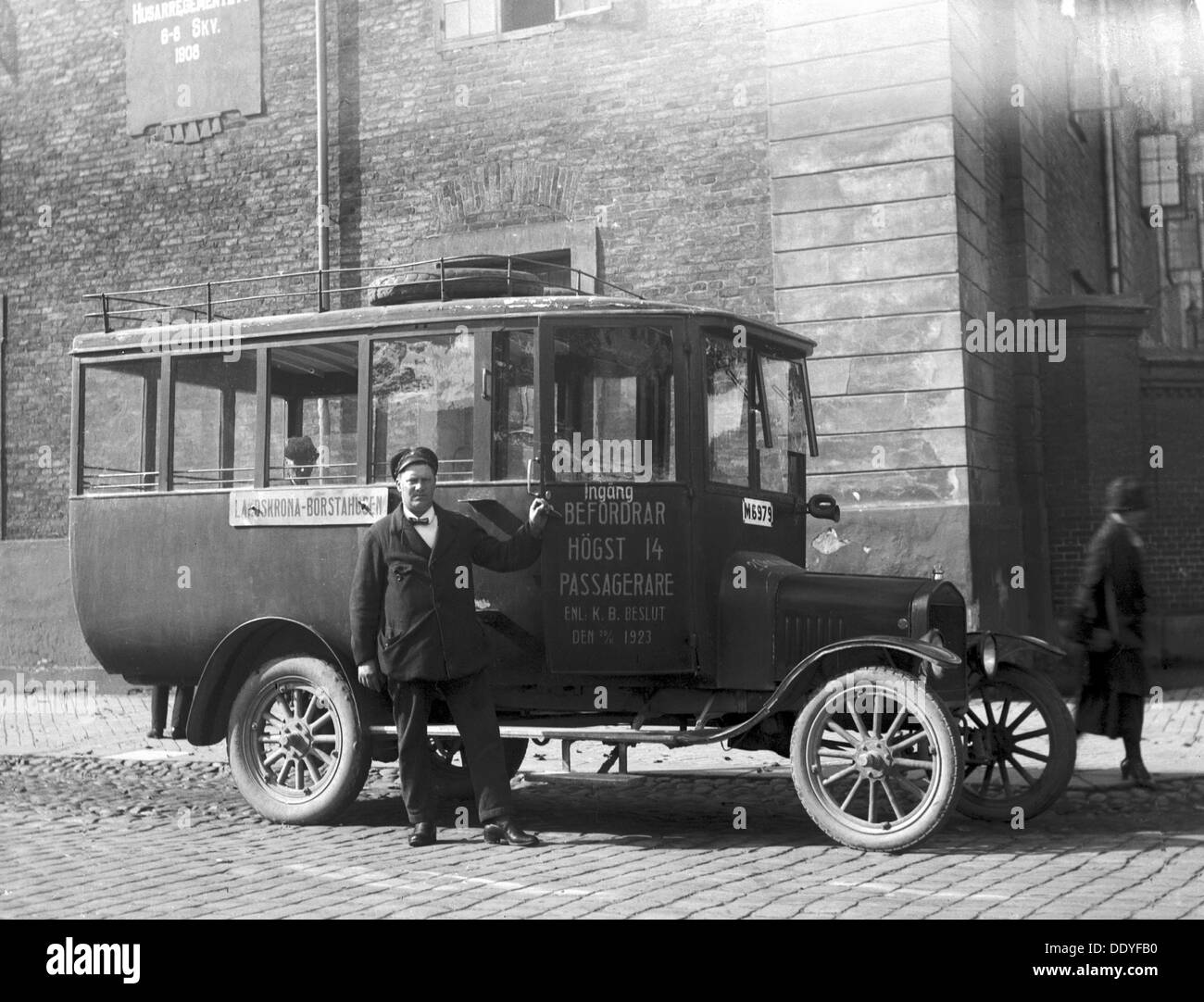 Conducteur/propriétaire Août Rothoff avec sa Ford bus, Landskrona, Suède, 1923. Artiste : Inconnu Banque D'Images