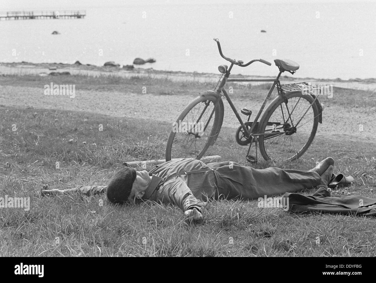 Une sieste au bord de la mer à Borstahusen, Landskrona, Suède, 1967. Artiste : Inconnu Banque D'Images