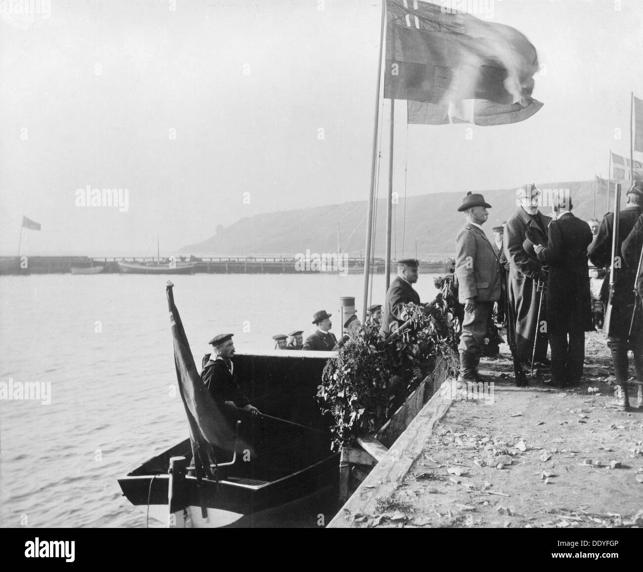 Le roi Oscar II de Suède arrive sur l'île de Ven pour un voyage de chasse, de la Suède, 1900 Artiste : Inconnu Banque D'Images