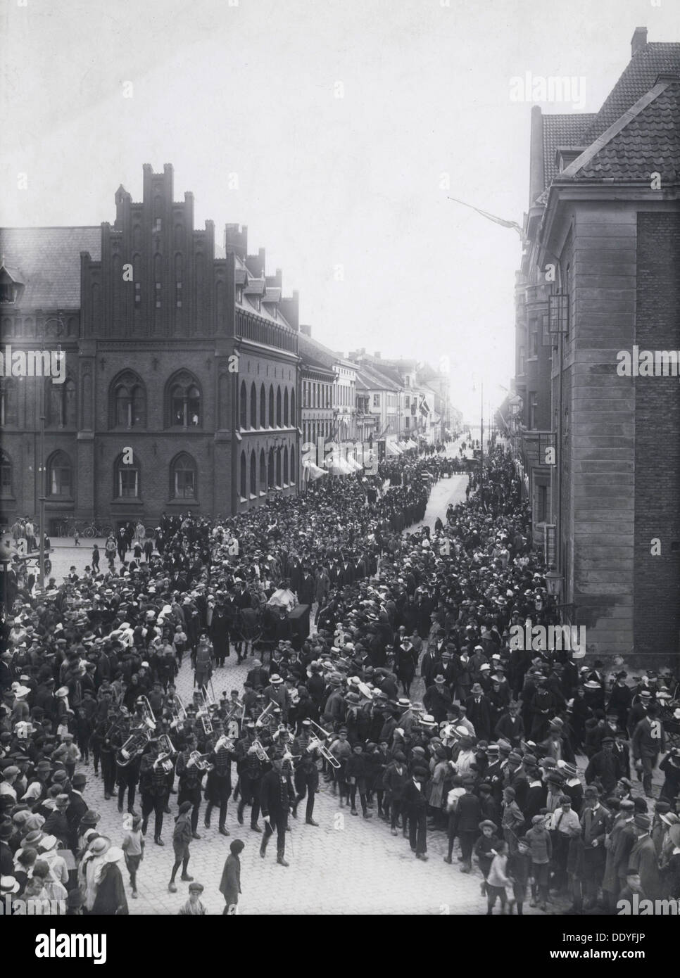 Pionnier de l'aviation suédoise Thulin Enoch's Funeral procession, Landskrona, Suède, 1919. Artiste : Inconnu Banque D'Images