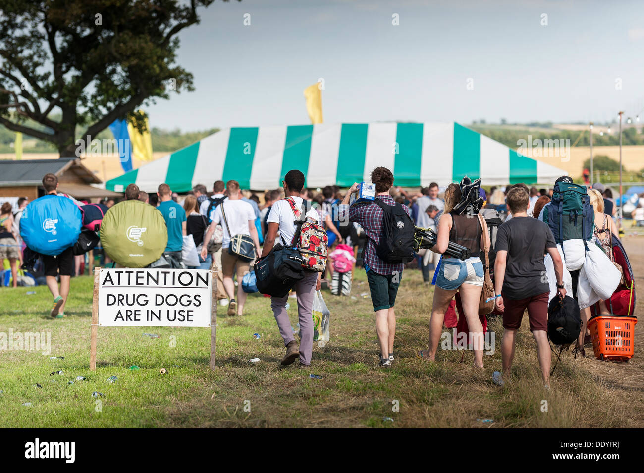 Les jeunes qui fréquentent l'Brownstock Festival en Essex. Banque D'Images
