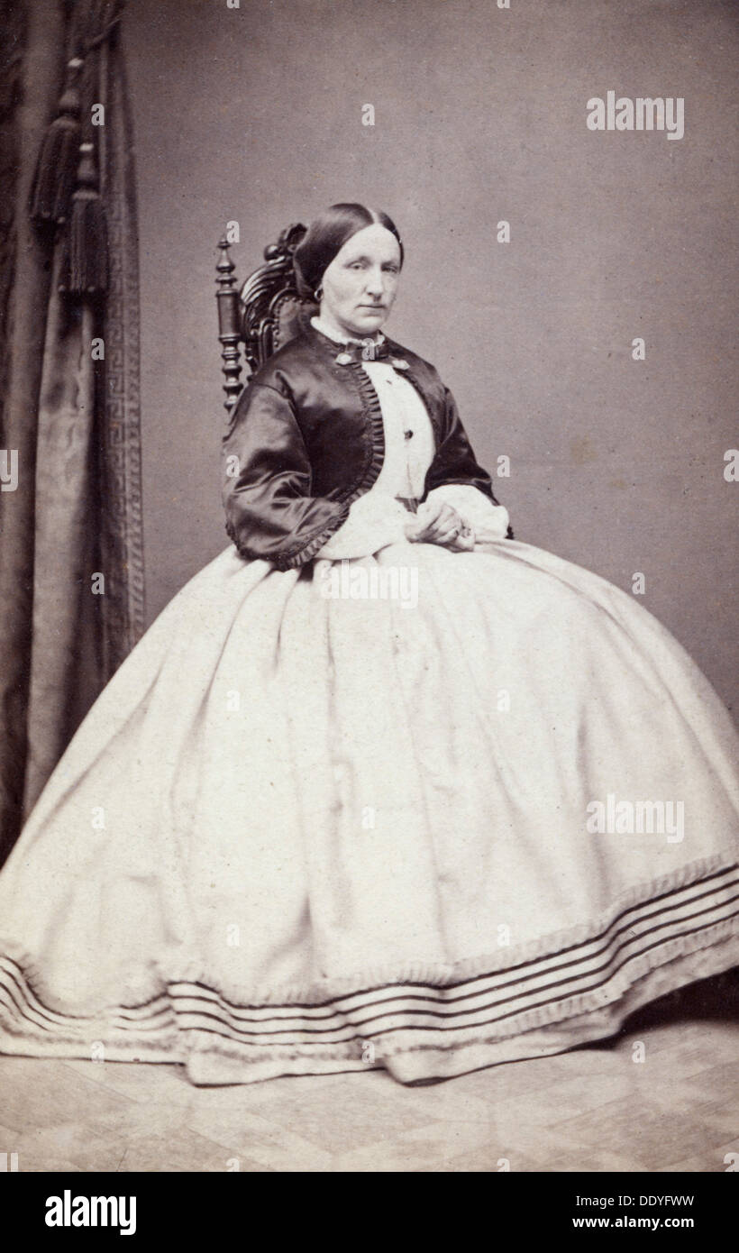 Portrait d'une jeune femme dans une robe à la cheville, fin du 19e siècle(  ?). Artiste : Inconnu Photo Stock - Alamy