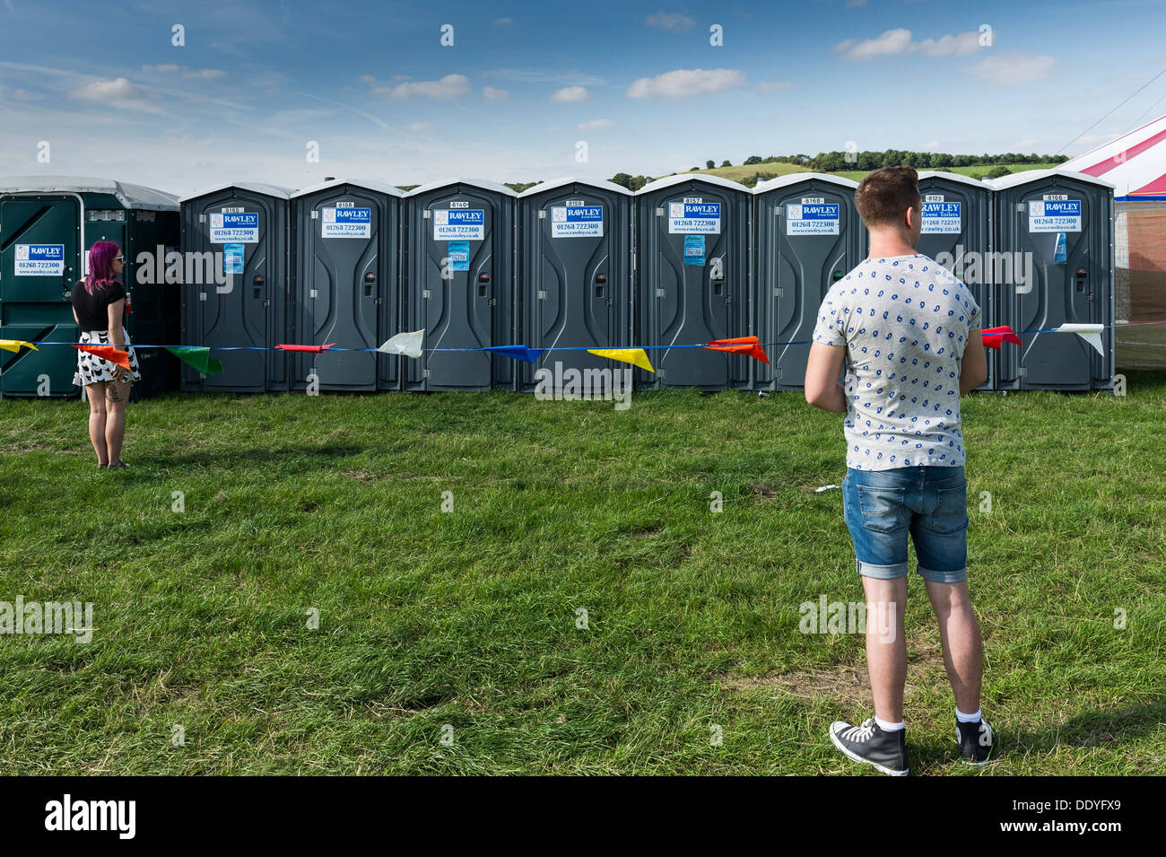 Toilettes au festival Brownstock dans l'Essex. Banque D'Images