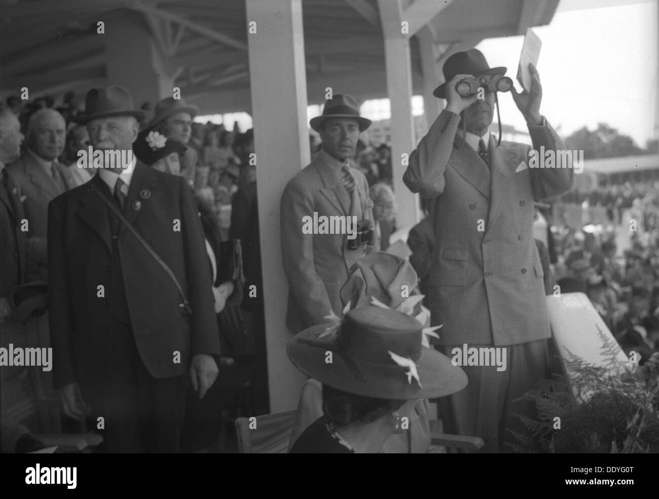 Le prince Gustav Adolf visiter l'hippodrome de Jägersro, Malmö, Suède, c1930-1949 ( ?). Artiste : Otto Ohm Banque D'Images