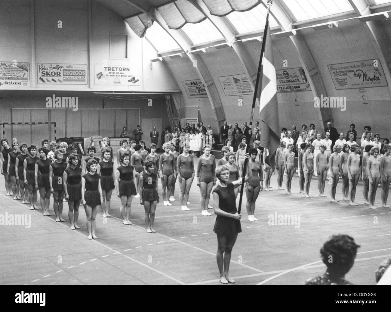 Les gymnastes féminines parade dans un gymnase, Fête nationale suédoise, Trelleborg, Suède, 1969. Artiste : Inconnu Banque D'Images