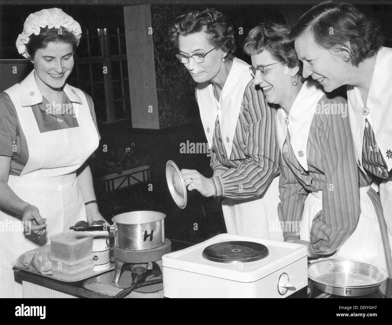 Les femmes sur un cours de cuisine, de la Suède, c1930-1959( ?). Artiste : Inconnu Banque D'Images