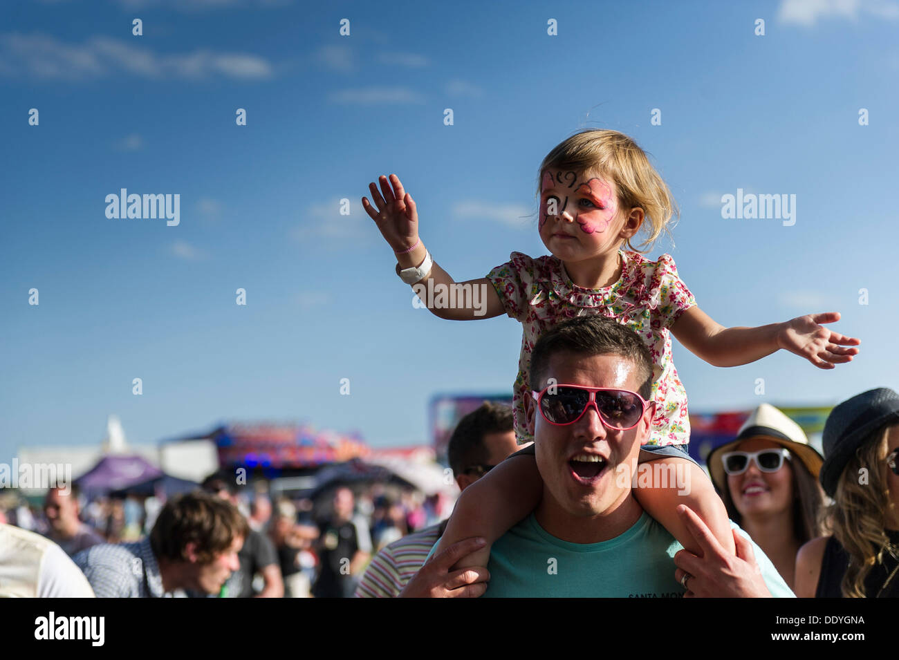 Un père et sa jeune fille au Festival Brownstock dans l'Essex. Banque D'Images