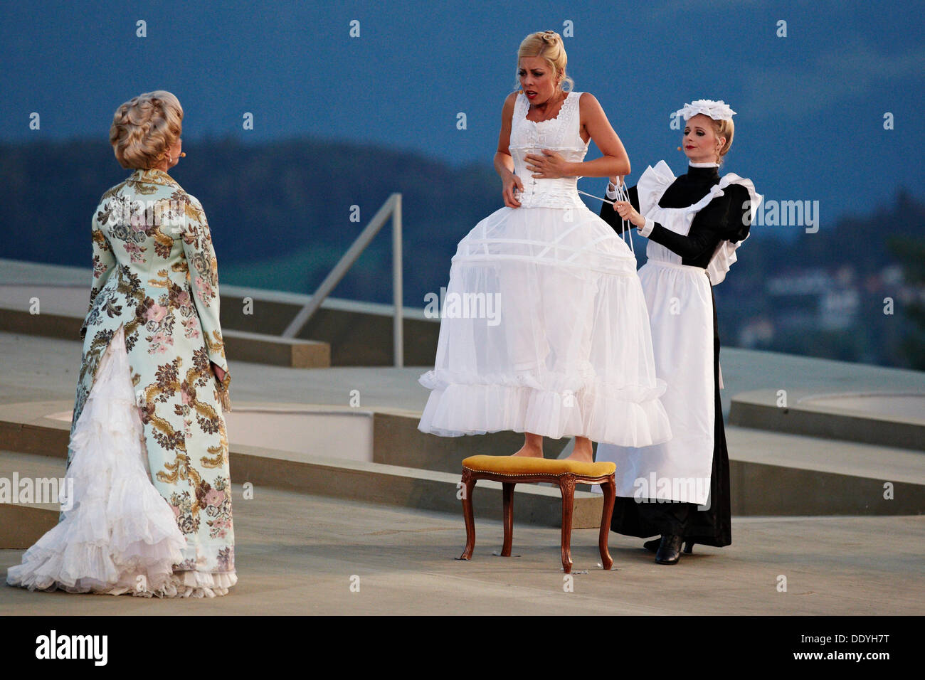 Carin Lavey jouer le rôle d'Annemarie et Christa Wettstein comme Margrith Geiser, avec un membre de l'ensemble Banque D'Images