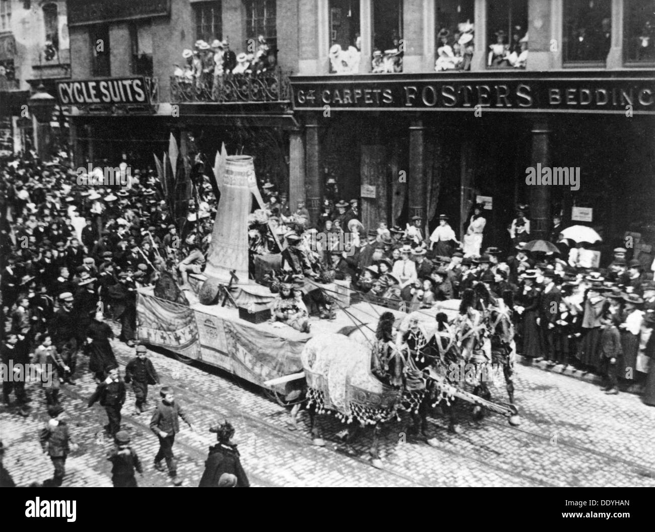 Procession du cirque, une ligne longue Ouest, Nottingham, Nottinghamshire, c1895. Artiste : oiseau AW Banque D'Images