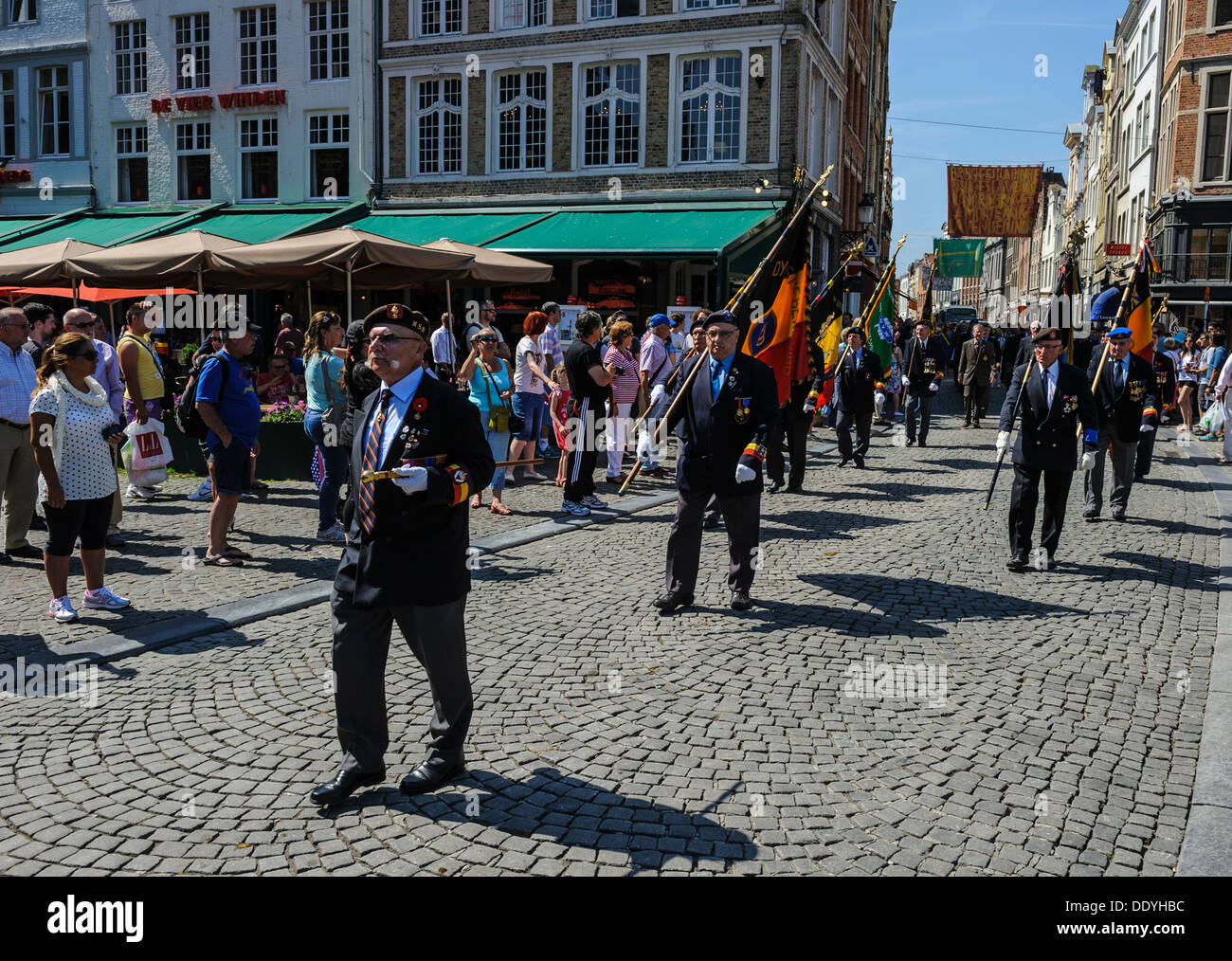 Les anciens combattants de la Seconde Guerre mondiale 2 mars derrière une bande dans le Grote Markt, Bruges, Belgique Banque D'Images Les anciens combattants de la Seconde Guerre mondiale 2 mars derrière une bande dans le Grote Markt, Bruges, Belgique Banque D'Images