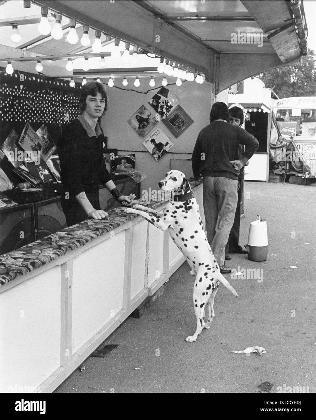 Goose Fair, Forest Recreation Ground, Nottingham, Nottinghamshire, 1975. Artiste : James Snowden Banque D'Images
