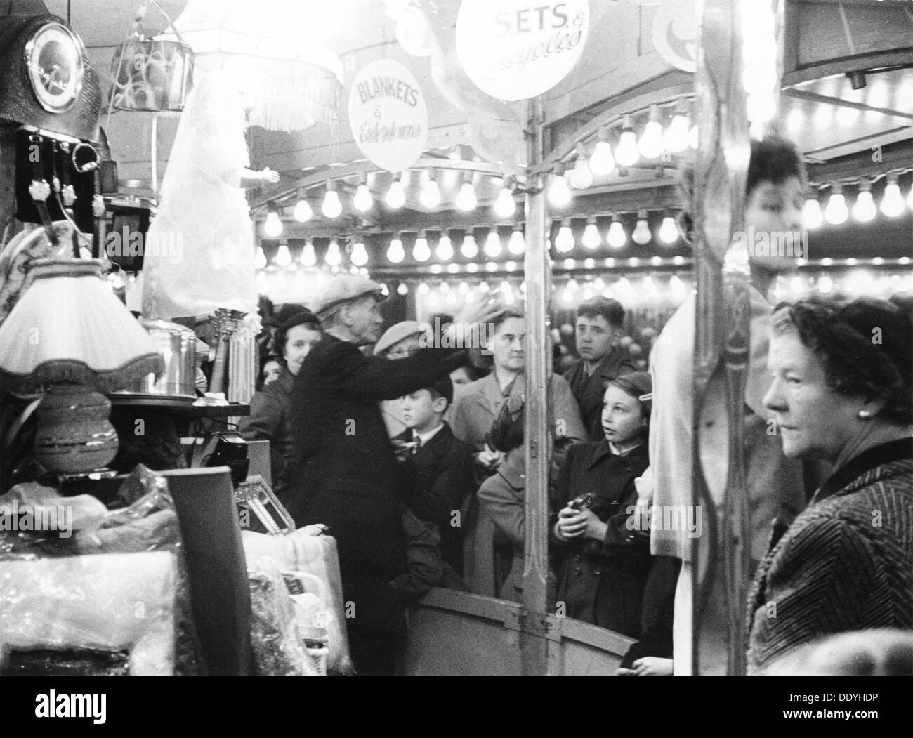 Goose Fair, Forest Recreation Ground, Nottingham, Nottinghamshire, 1950( ?). Artiste : Edgar Lloyd Banque D'Images