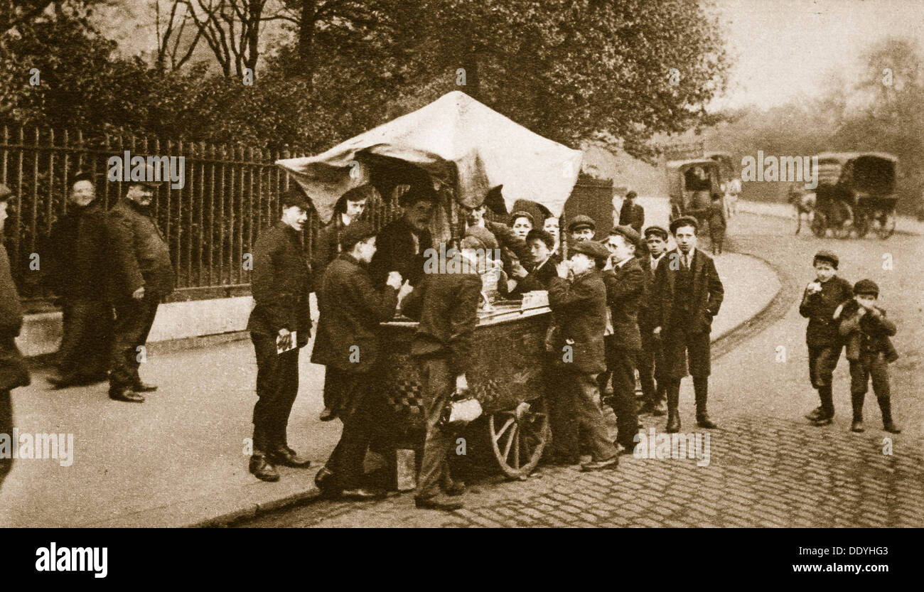 Les enfants l'achat de la crème glacée d'un négociant italien, 20e siècle. Artiste : Inconnu Banque D'Images