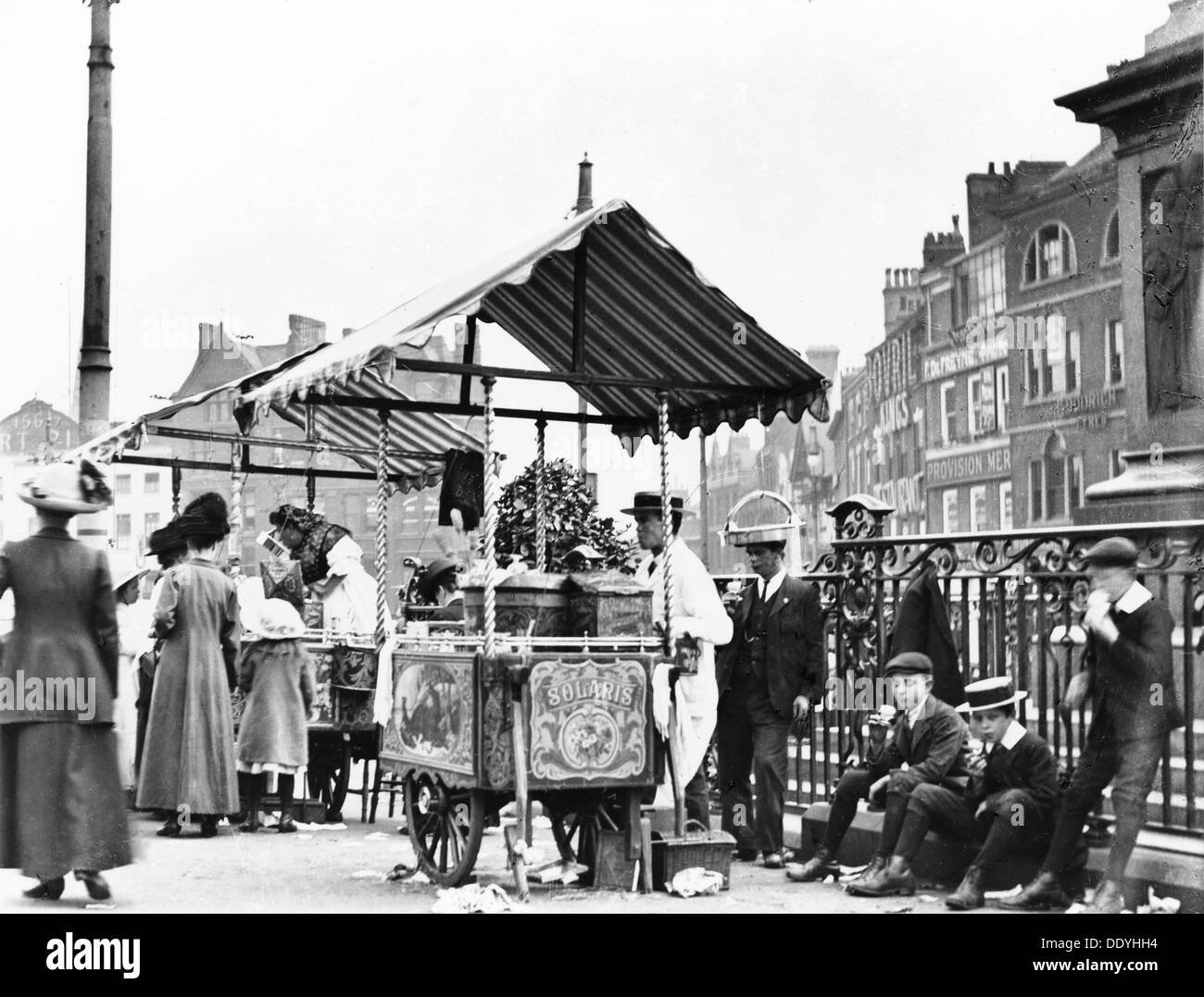 Les vendeurs de crème glacée, Market Place, Nottingham, Nottinghamshire, c1910. Artiste : Inconnu Banque D'Images