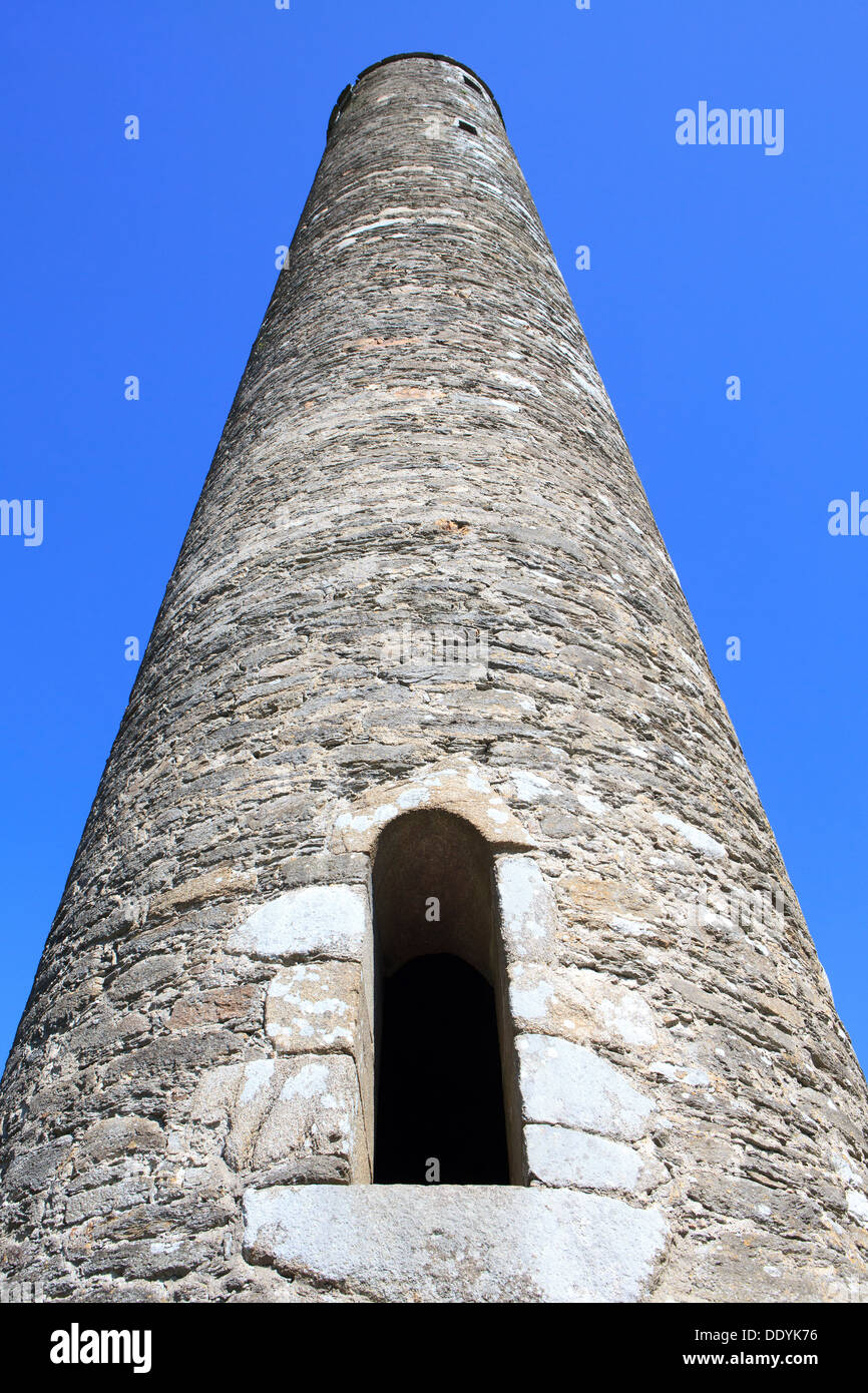 La tour ronde à Glendalough (comté de Wicklow, Irlande) Banque D'Images