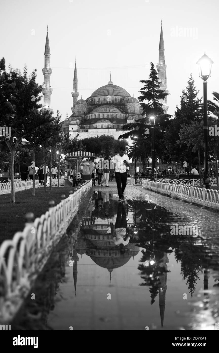 Reflet de la Mosquée Bleue Istanbul dans l'eau. Banque D'Images