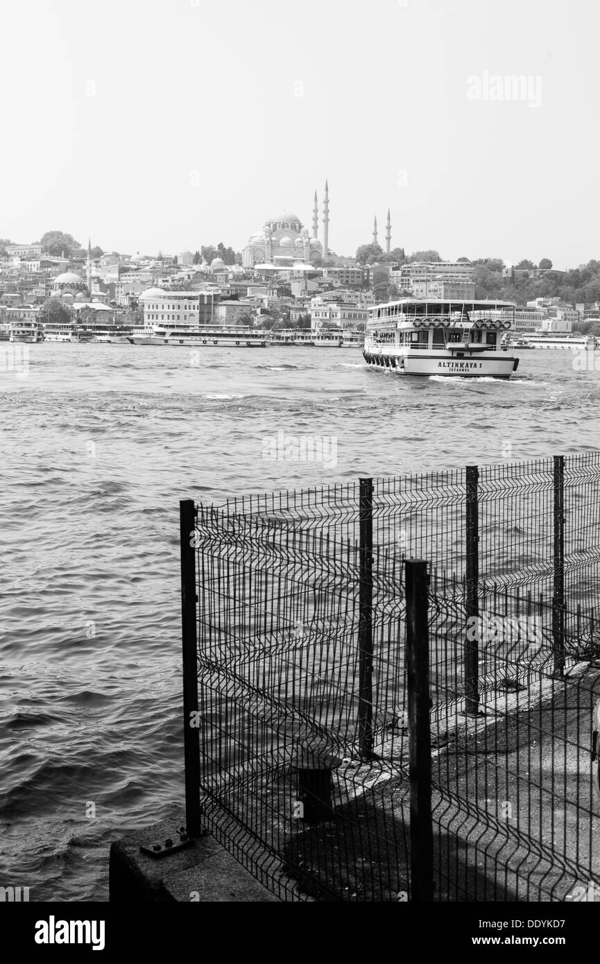 Excursion en bateau sur le Bosphore la voile vers Istanbul avec une mosquée dans l'arrière-plan Banque D'Images