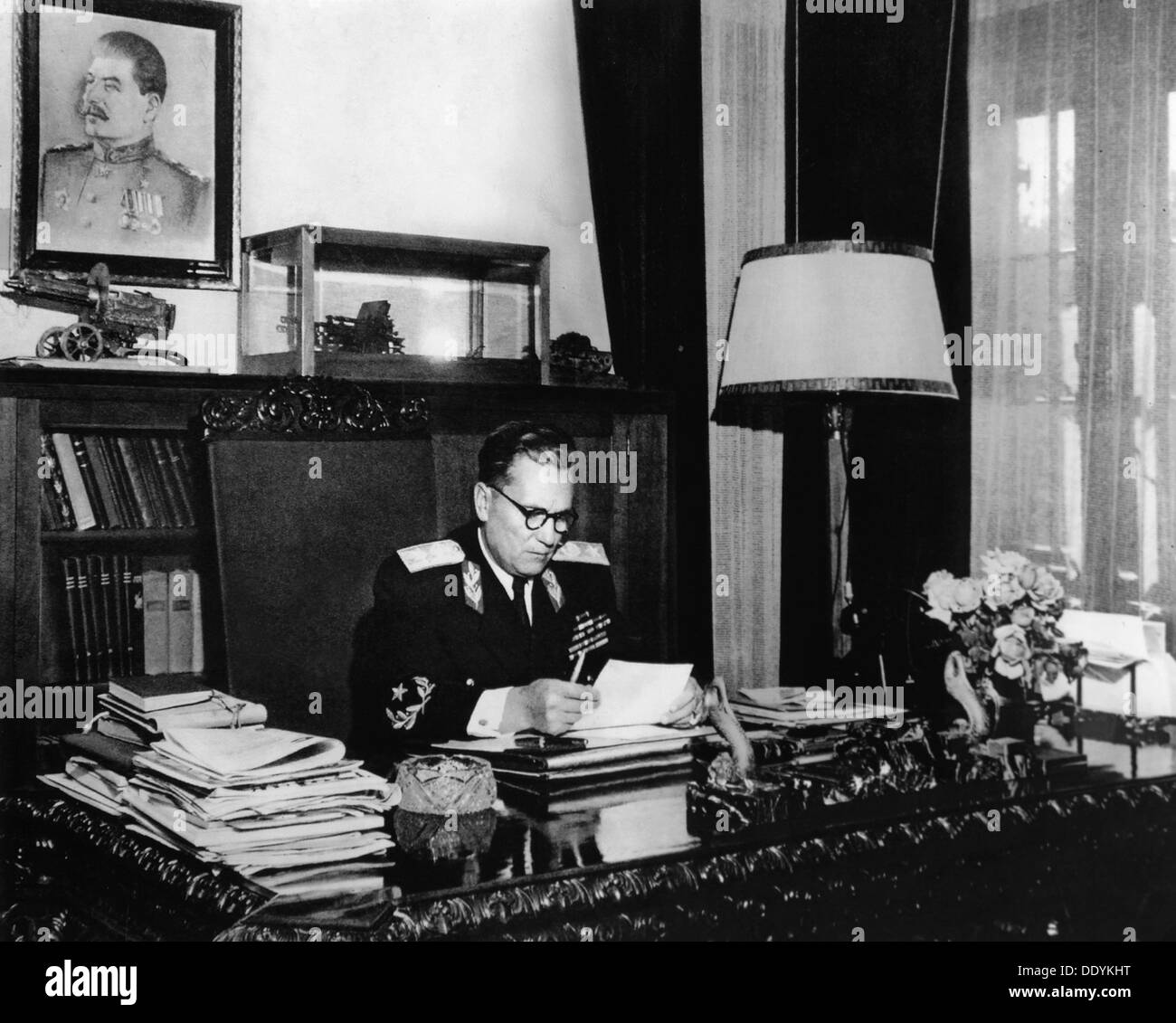 Leader yougoslave maréchal Josip Broz Tito dans son bureau, Belgrade, Yougoslavie, c1946-c1947. Artiste : Anon Banque D'Images